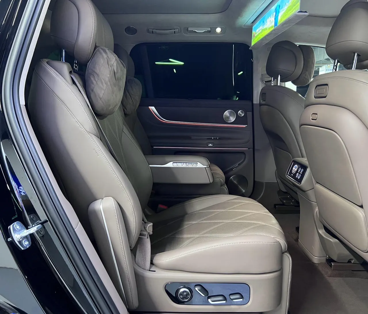 AITO 2025 AITO M9 extended range Ultra version 52kWh6 seat version automatic gear 4
