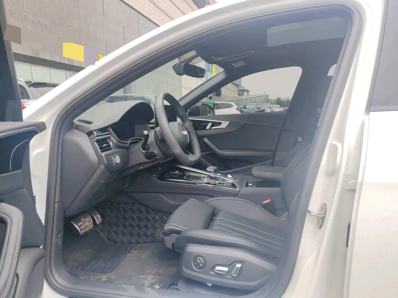 Audi 2024 A4L 2.0TFSI 40TFSI Deluxe Dynamic Automatic 3