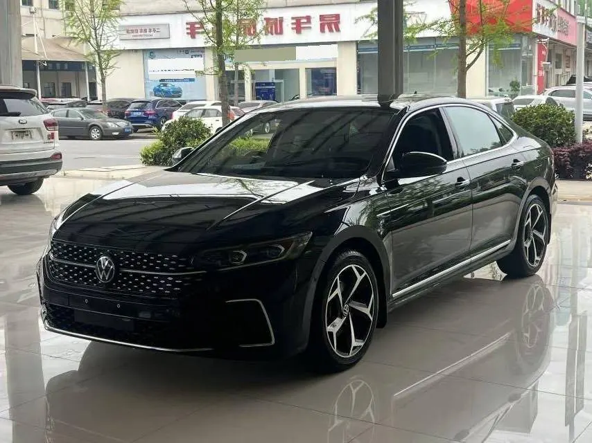 Volkswagen 2023 Passat 2.0TSI 330TSI Starry Sky Luxury Edition (facelift) Automatic - View 1