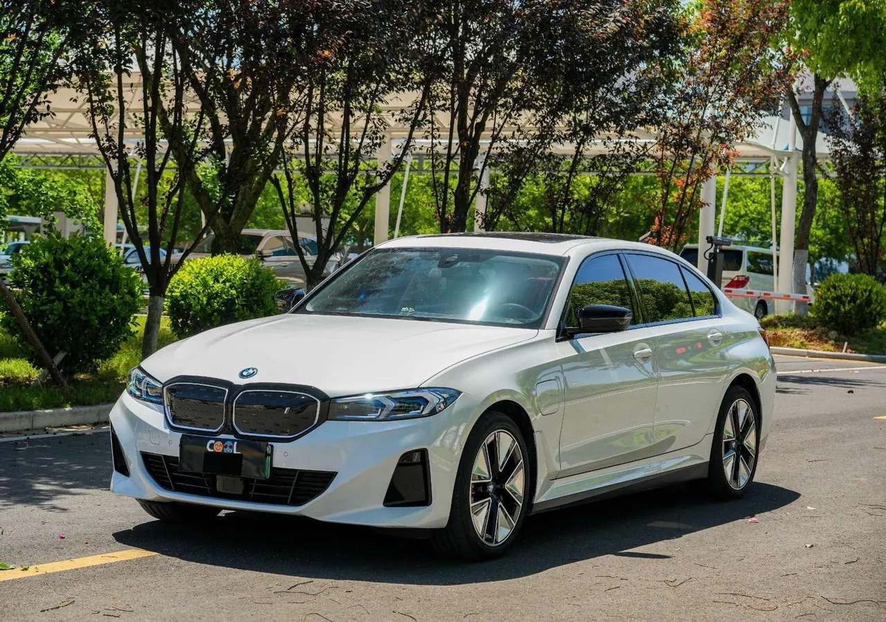 BMW 2025 i3 eDrive 35 L automatic gear - View 1