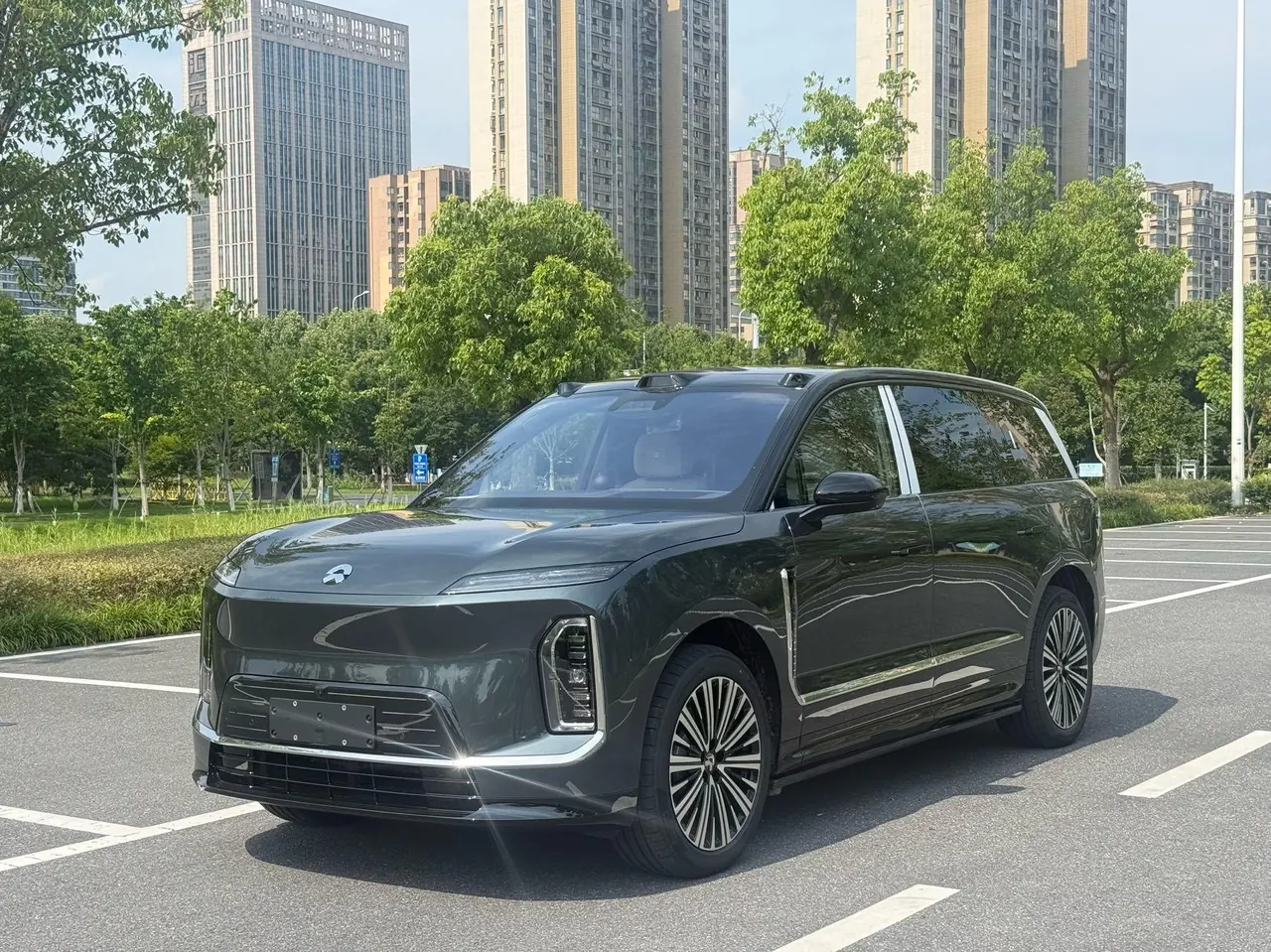 Open image lightbox: NIO 2026 ES 9 102kWh Administrative Island Signature Edition Automatic Gear
