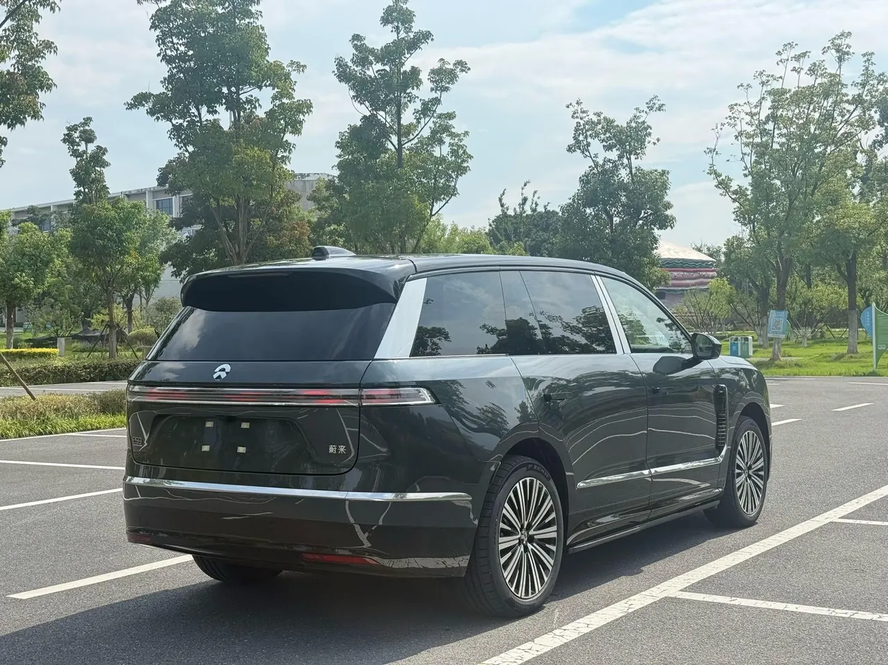 NIO 2026 ES 9 102kWh Administrative Island Signature Edition Automatic Gear 2