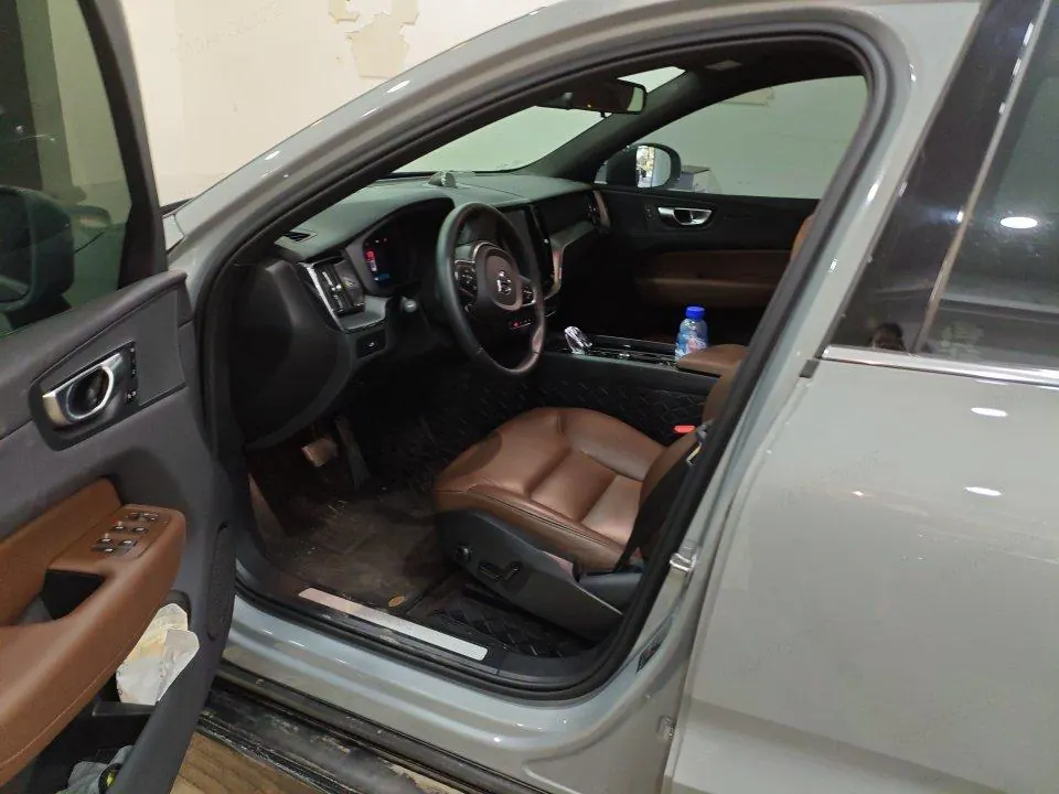 Volvo 2024 XC60 48V 2.0T B5 4-wheel-drive Zhiyi Deluxe Edition Automatic Gear 4