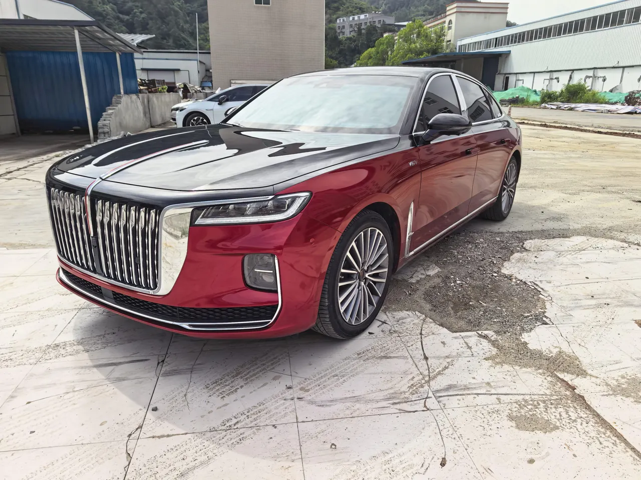 Открыть галерею: HongQi 2020 H9 48V 2.0T Zhilian Qi Chang Edition Automatic Gear