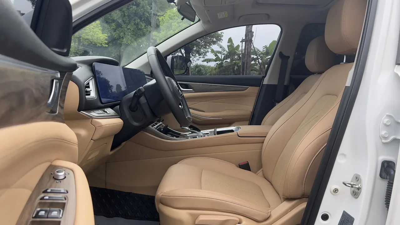 LanDian 2023 LanDian E5 1.5 stepless DE-i 100KM free 7-seat automatic gear 6
