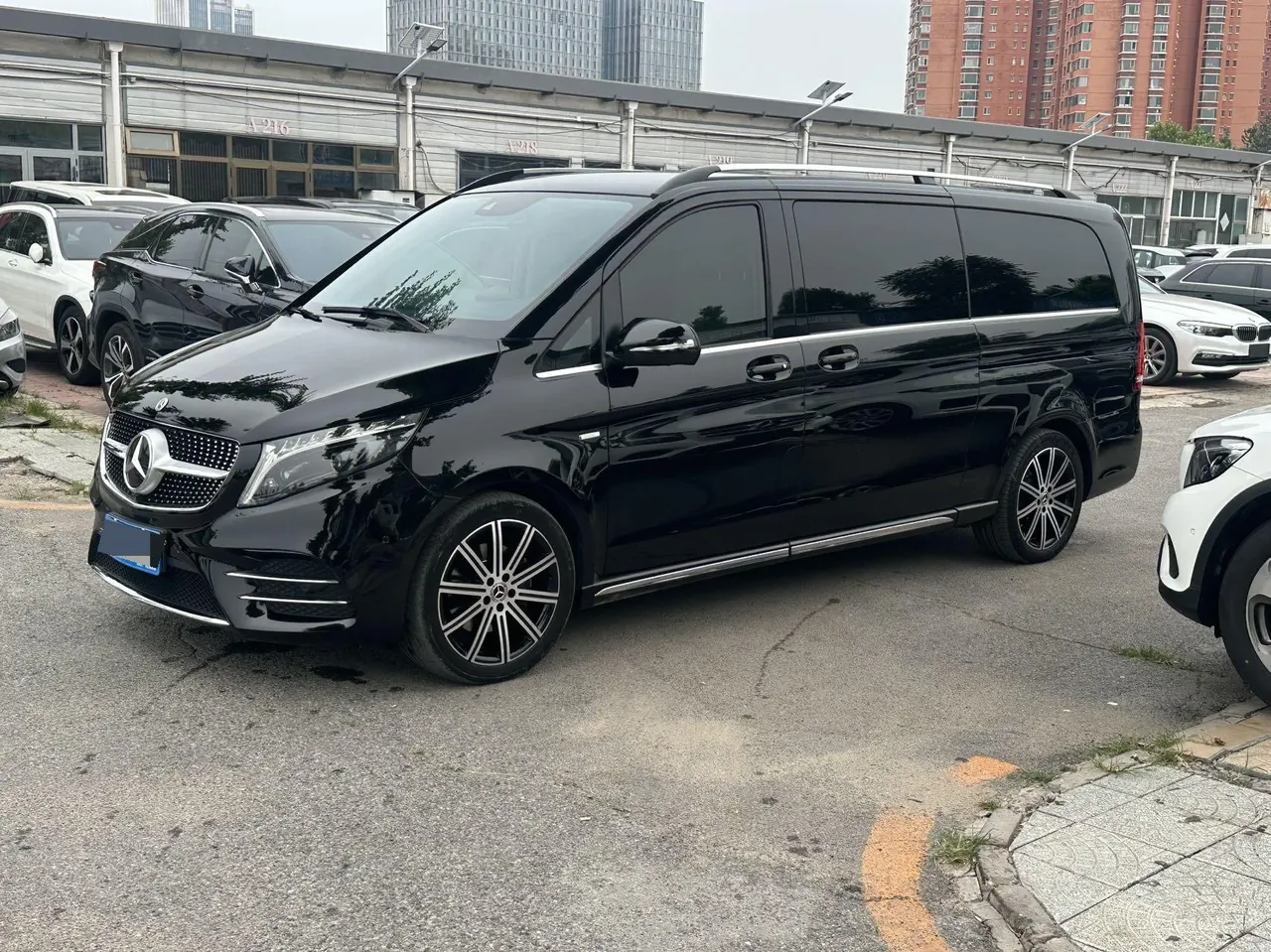 Open image lightbox: Mercedes Benz V 2022V 260 L 2.0T Deluxe Edition Automatic Gear