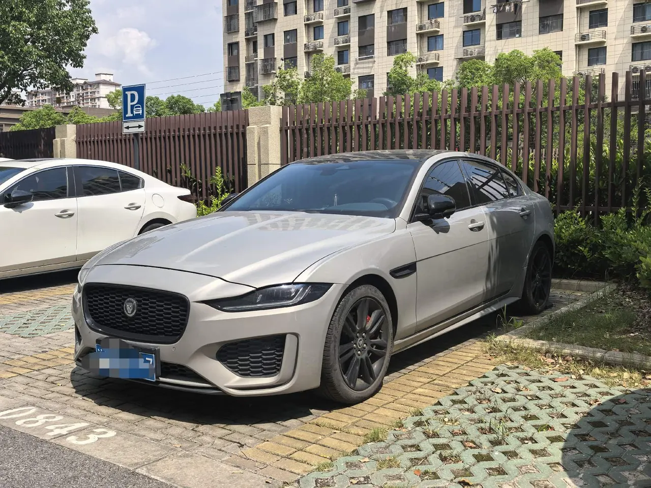 Open image lightbox: Jaguar 2024 XEL 2.0T 250PS R-DYNAMIC S Yao Black Sports Edition Automatic Gear