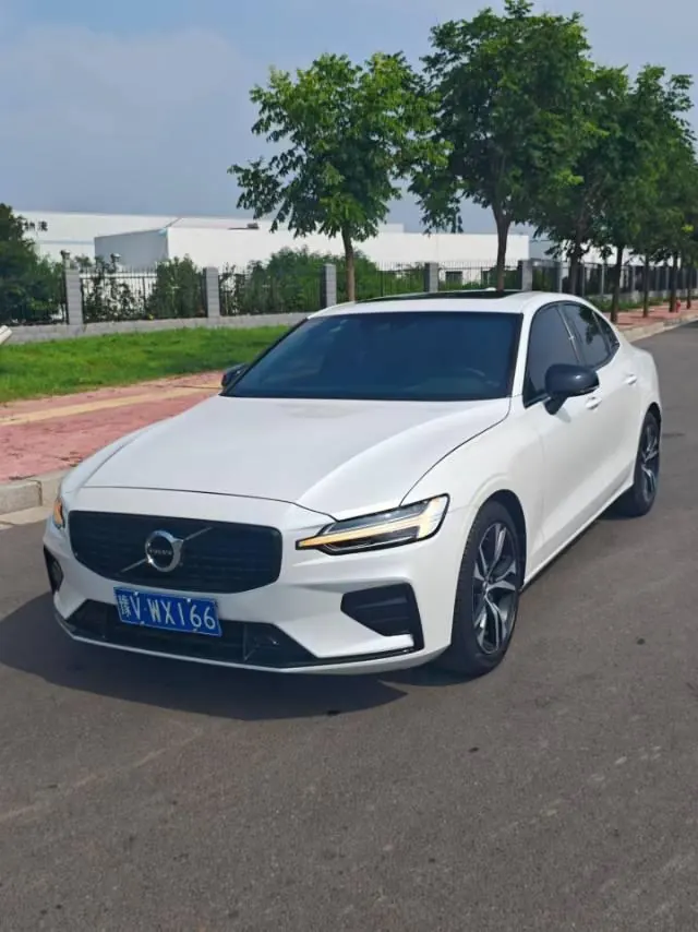 Открыть галерею: Volvo 2022 S60 48V 2.0T B4 Zhiyuan Sports Edition Automatic Gear