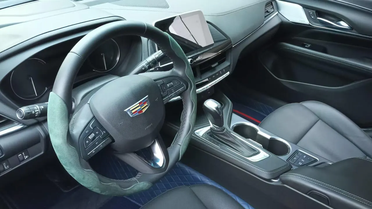 Cadillac 2023 CT4 1.5T 25T Luxury Automatic Gear 3