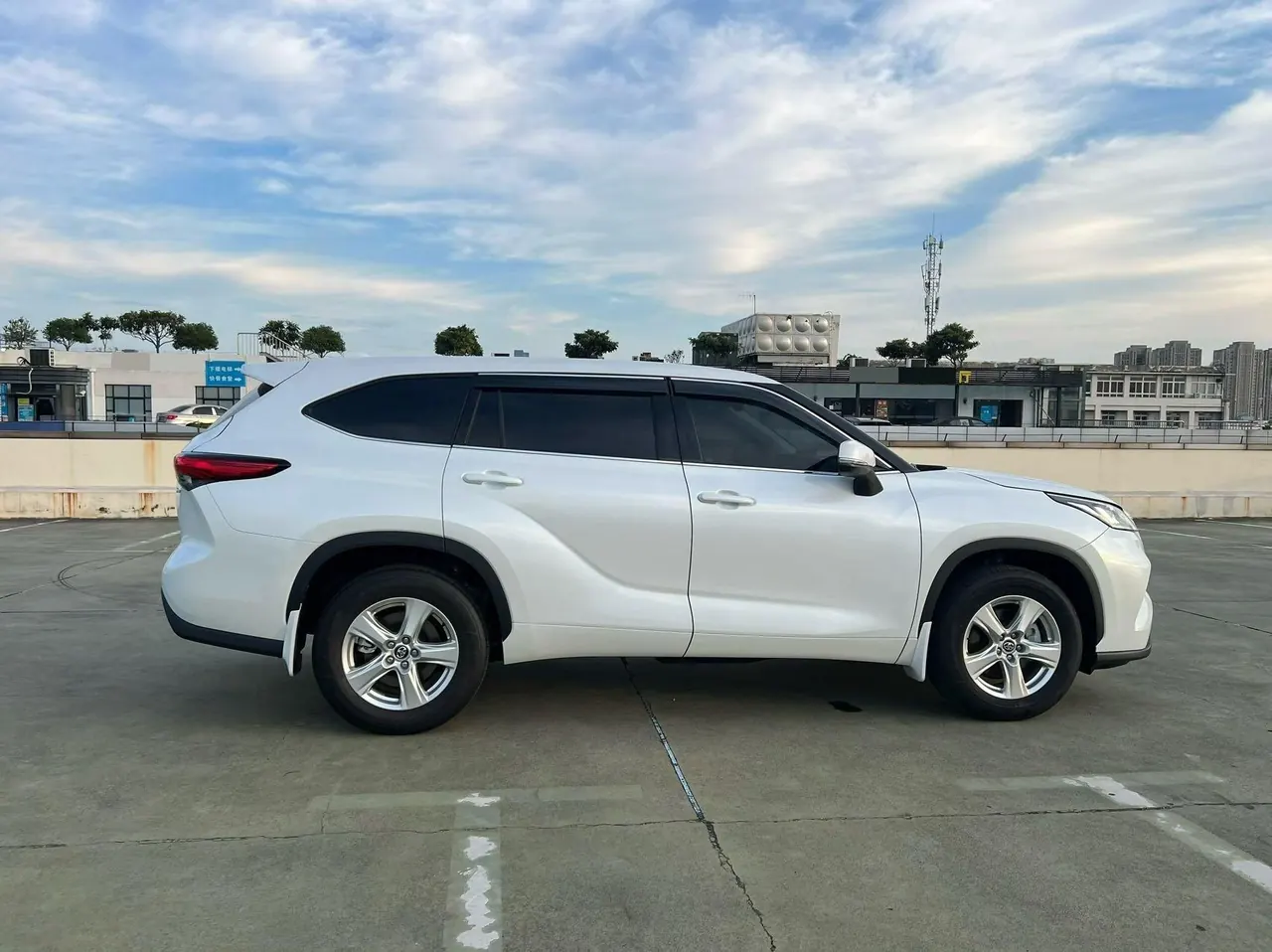 Toyota 2026 Highlander Dual Engine 2.5 Stepless Intelligent Electric Hybrid Two-Drive Elite Edition 7-seat Automatic Transmission 4