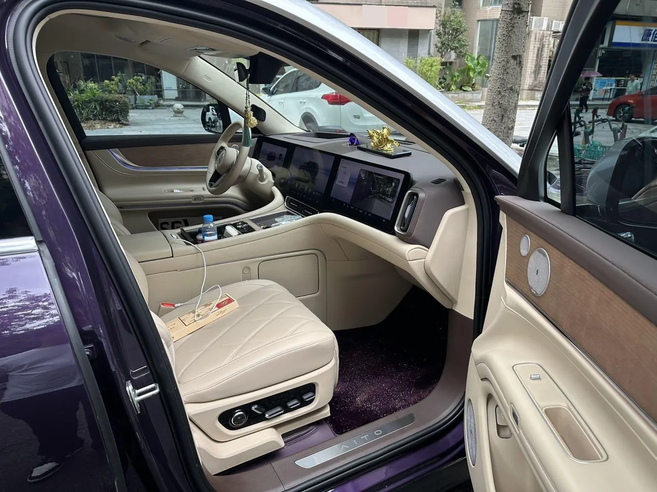 AITO 2025 AITO M9 extended range Ultra version 52kWh5 seat version automatic gear 4
