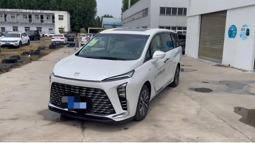 Открыть галерею: Buick 2026 GL8 ES Lu Zun 48V 2.0T Luxury Edition Automatic Gear