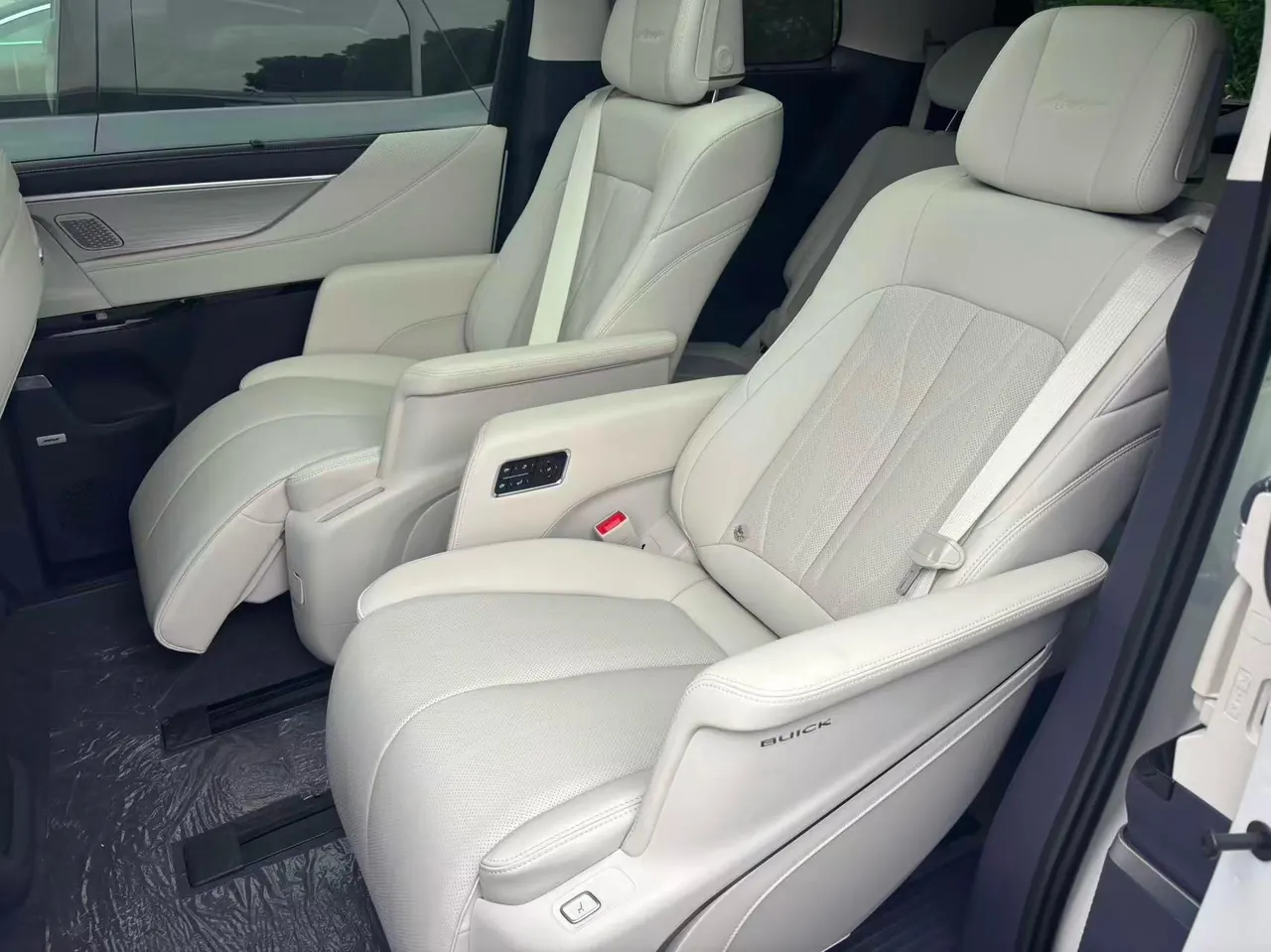 Buick 2026 GL8 ES Lu Zun 48V 2.0T Luxury Edition Automatic Gear 4