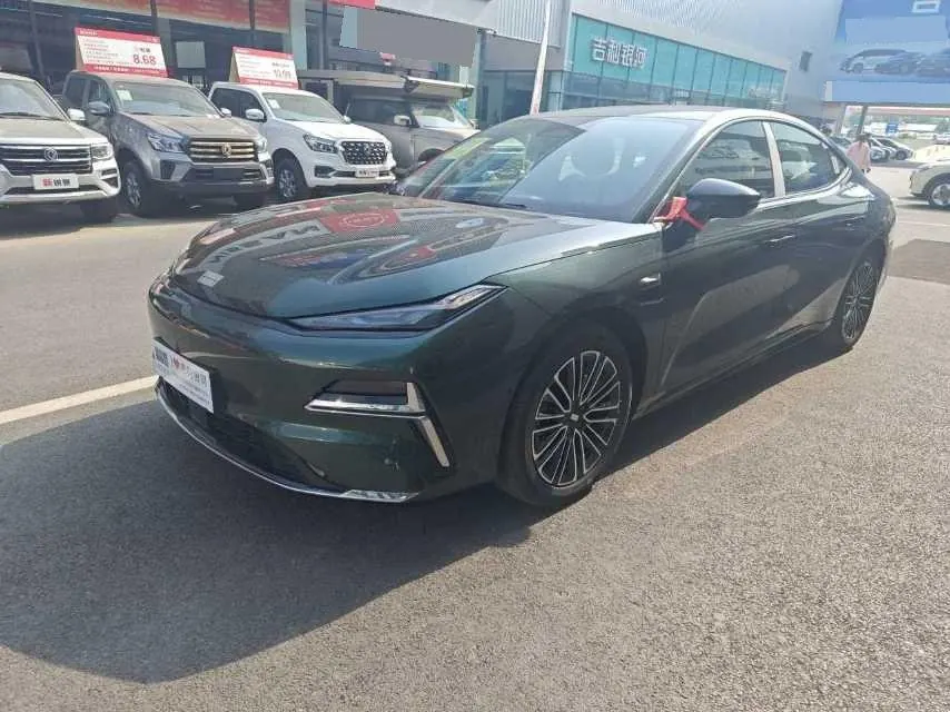 Открыть галерею: Geely Galaxy 2025 xingyao 8 EM-i 1.5 60km deluxe automatic gear
