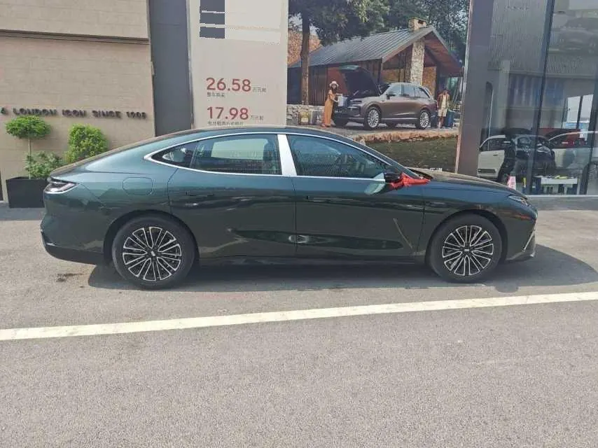 Geely Galaxy 2025 xingyao 8 EM-i 1.5 60km deluxe automatic gear 2