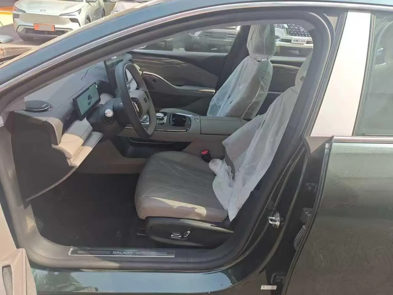 Geely Galaxy 2025 xingyao 8 EM-i 1.5 60km deluxe automatic gear 3