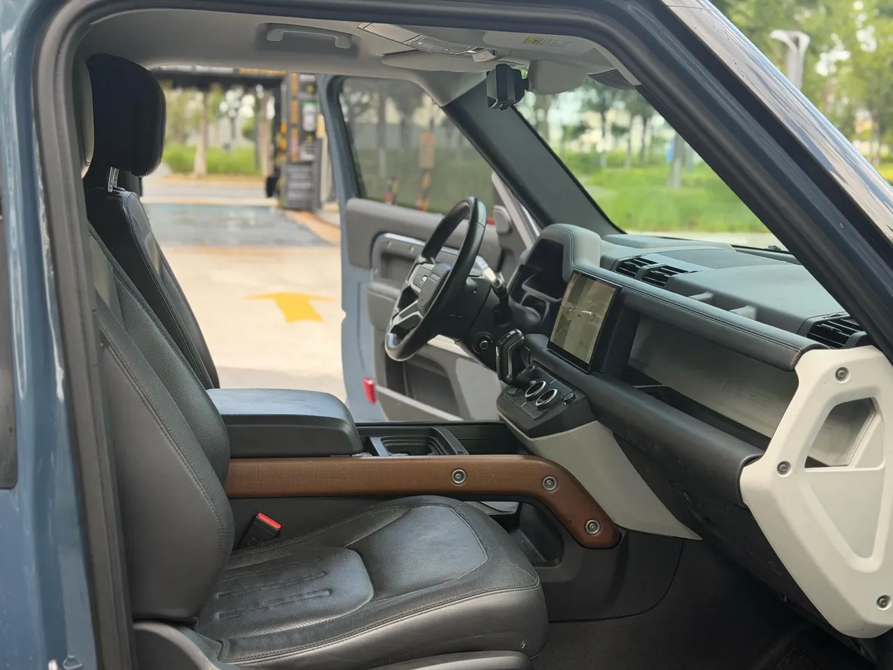 Land Rover Guard (Imported) 2022 Guard 90 2.0T P300 Tiger Ambition Automatic Gear 4