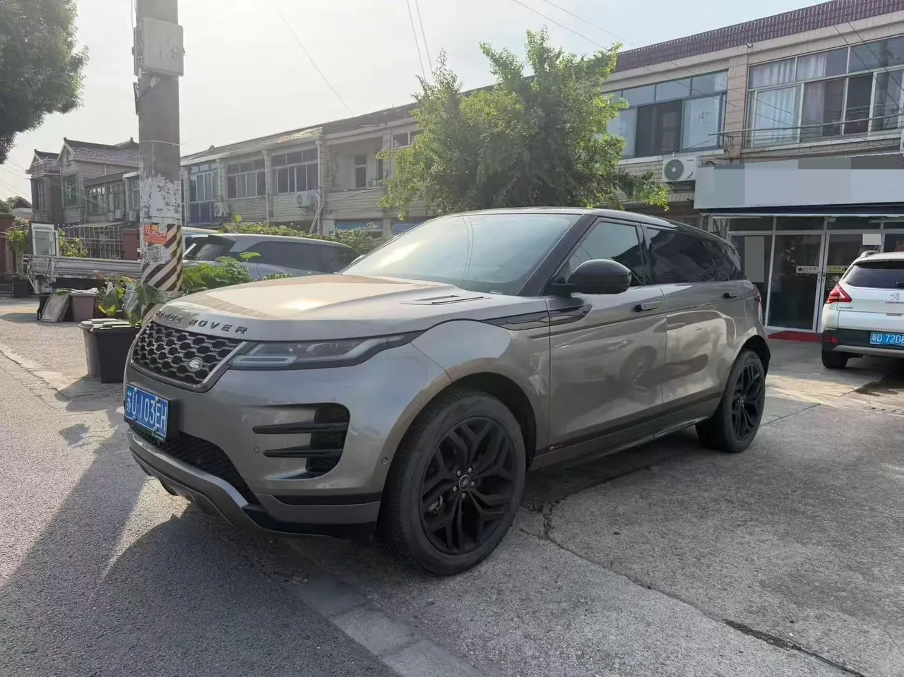 Открыть галерею: Land Rover 2021 Range Rover Aurora L 48V 2.0T 249PS R-Dynamic SE Deluxe Edition Automatic Gear