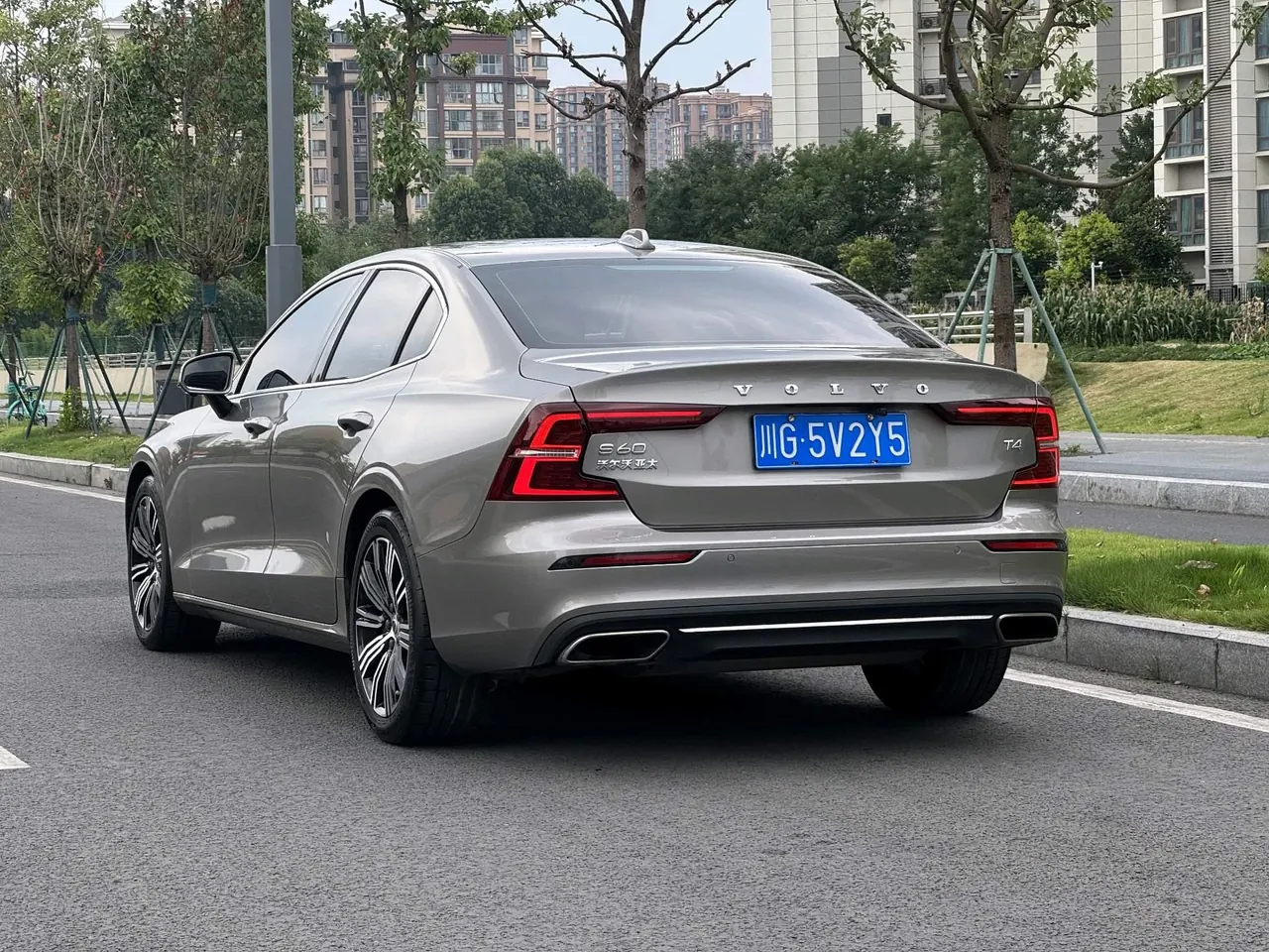 Volvo 2021 S60 2.0T T4 Zhiyuan Deluxe Edition Automatic Gear 17