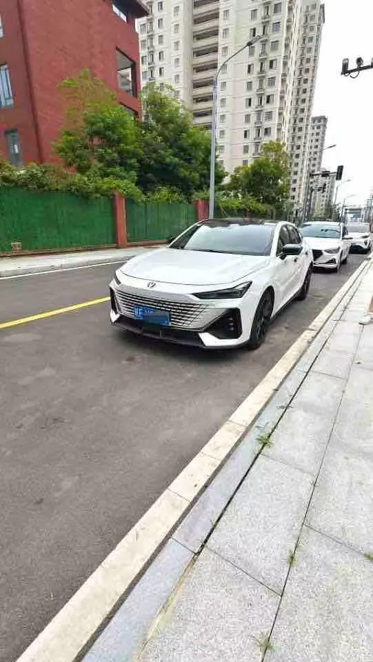 ChangAn 2022 UNI-V 1.5T honorable automatic gear - View 1