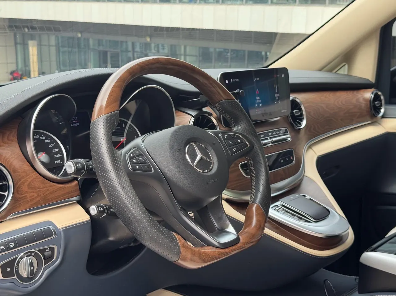 Mercedes Benz V 2022V 260 L 2.0T Premium Edition Automatic Gear 4