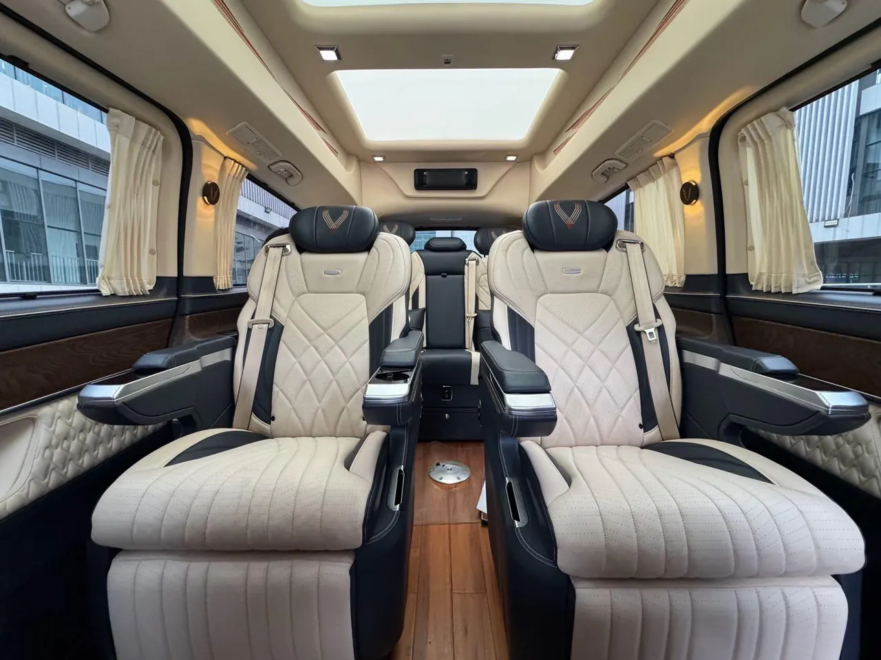 Mercedes Benz V 2022V 260 L 2.0T Premium Edition Automatic Gear 9