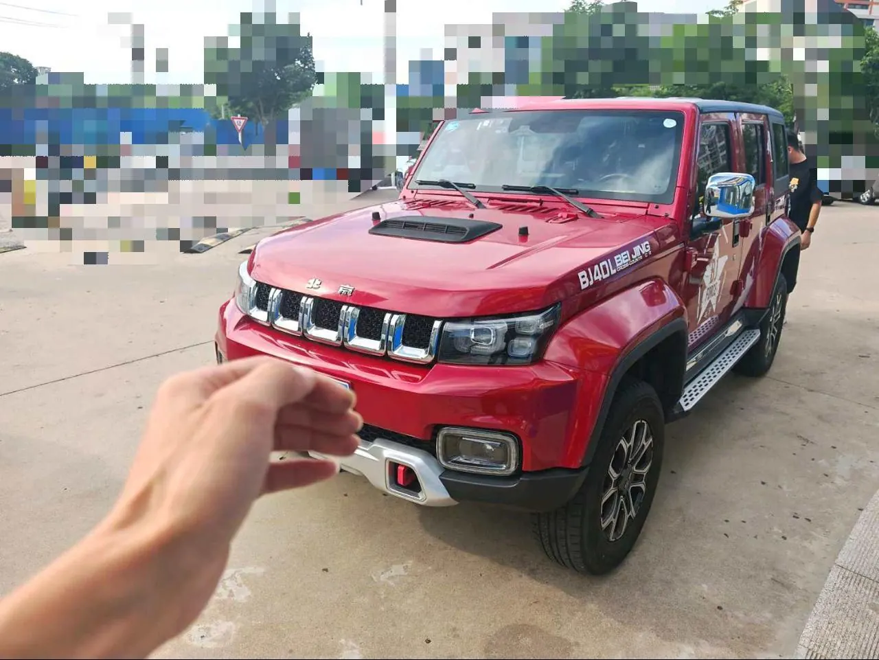 Открыть галерею: Beijing 2020 BJ40 2.0T 4-wheel drive city hunter version chivalrous automatic gear