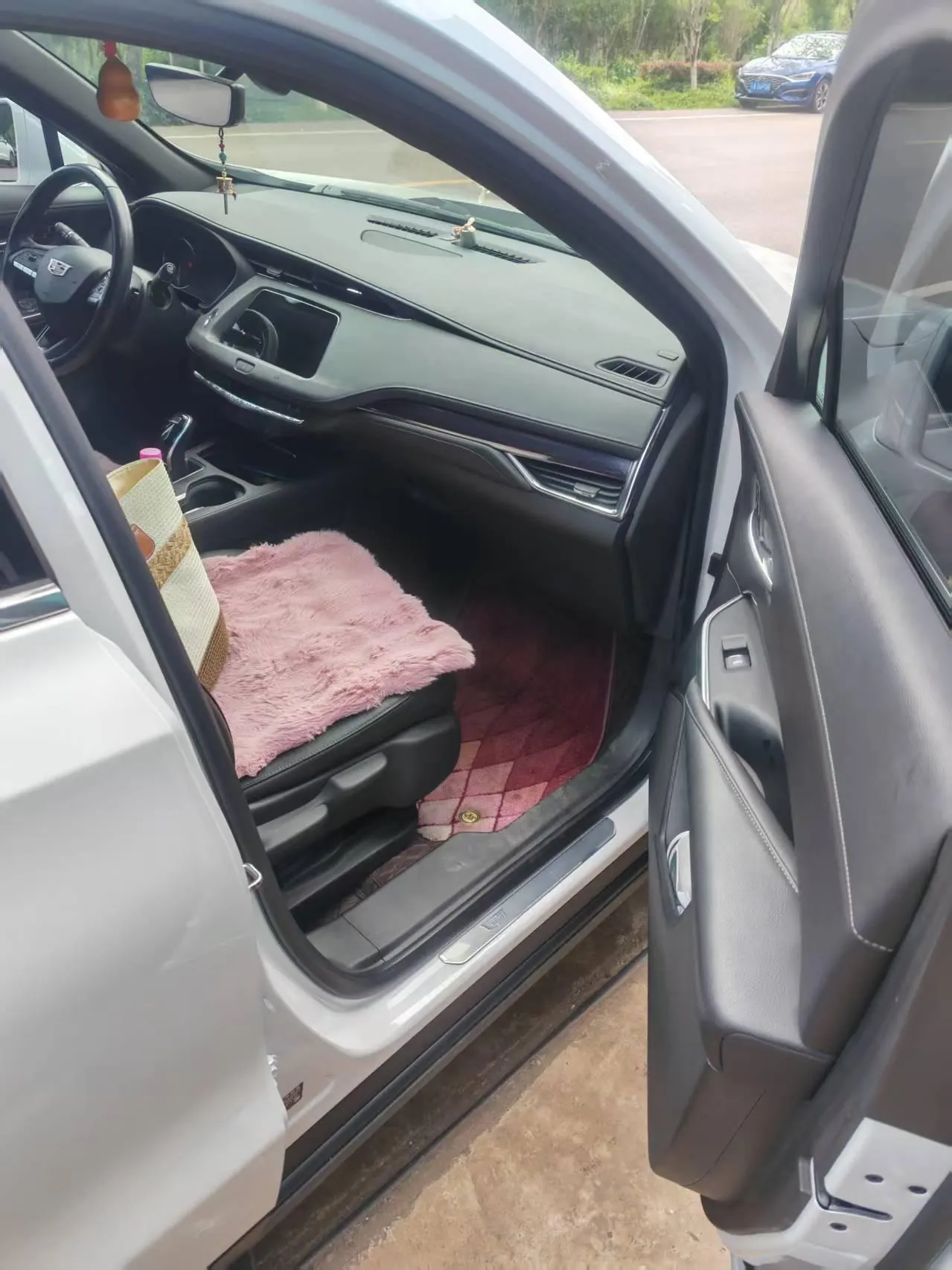 Cadillac 2020 XT4 2.0T 28T Two-Drive Technical Automatic Gear 3