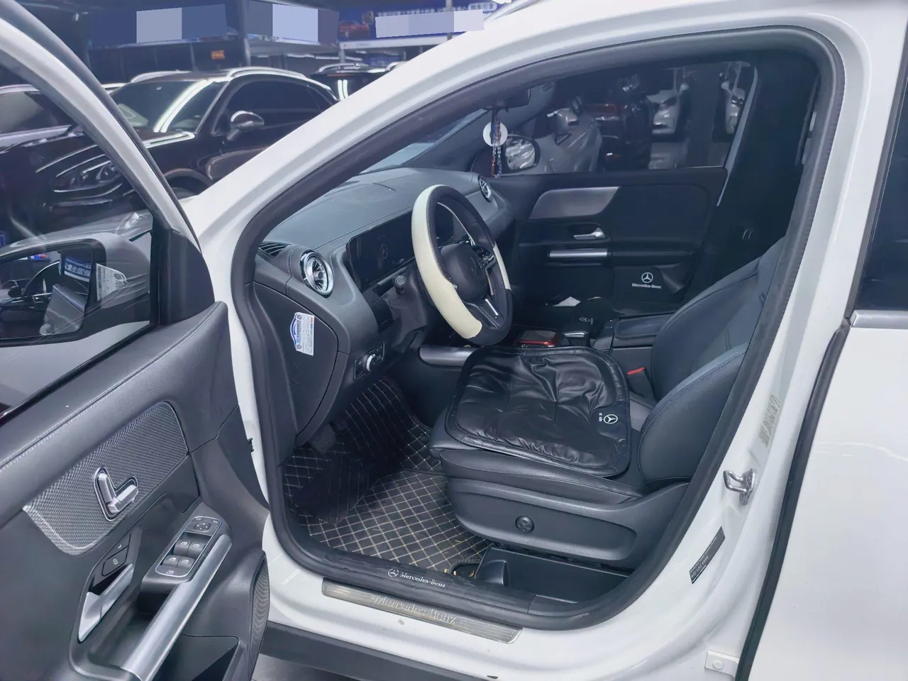 Mercedes Benz 2023 GLA 200 1.3T automatic gear 4