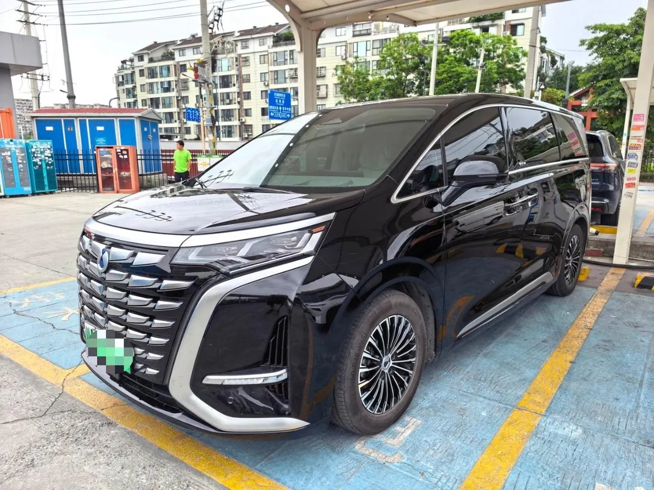 打开图片灯箱:Denza 2022 Denza D9 DM-i 1.5T stepless 970 four-wheel drive flagship automatic gear