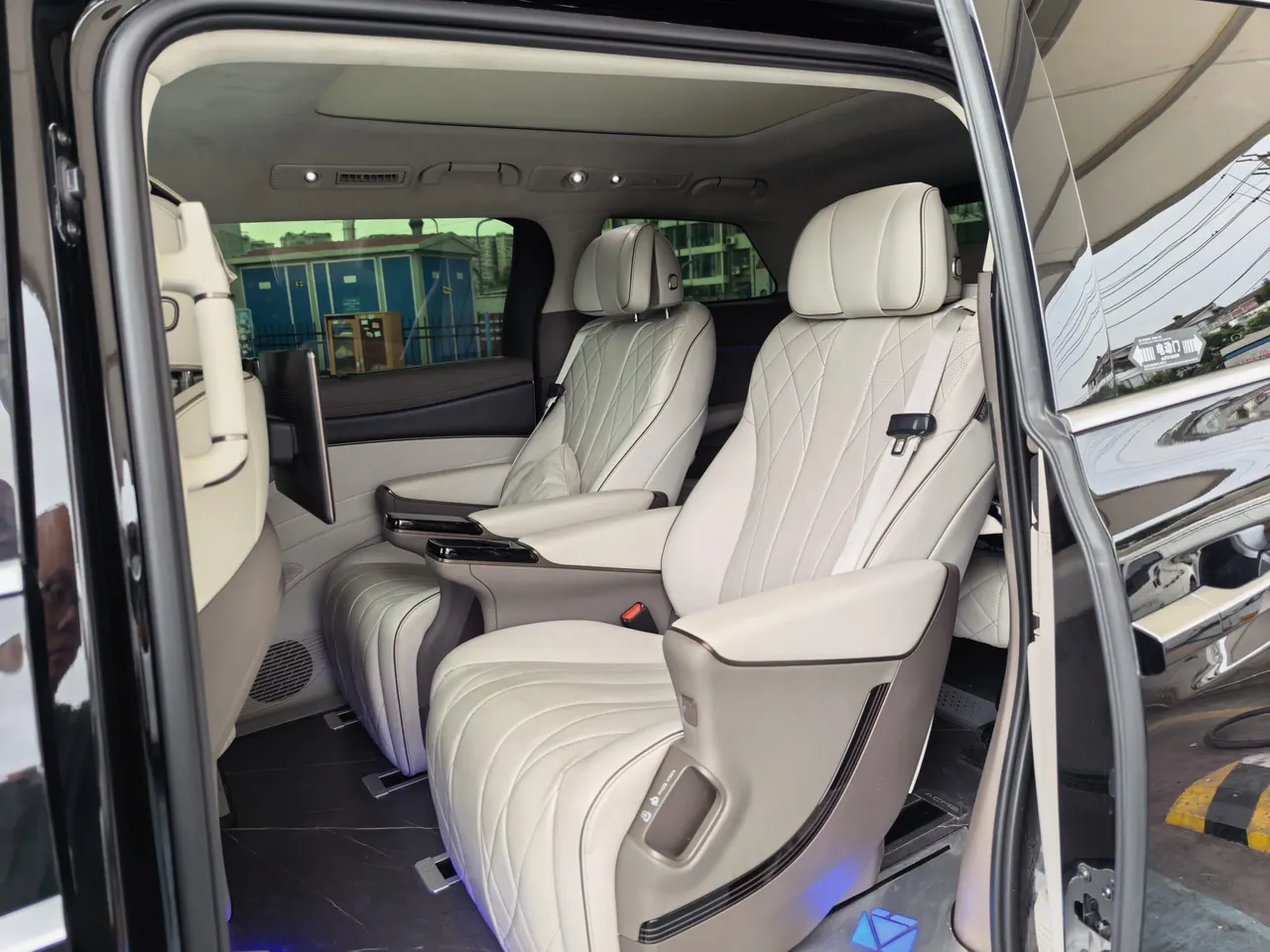 Denza 2022 Denza D9 DM-i 1.5T stepless 970 four-wheel drive flagship automatic gear 6
