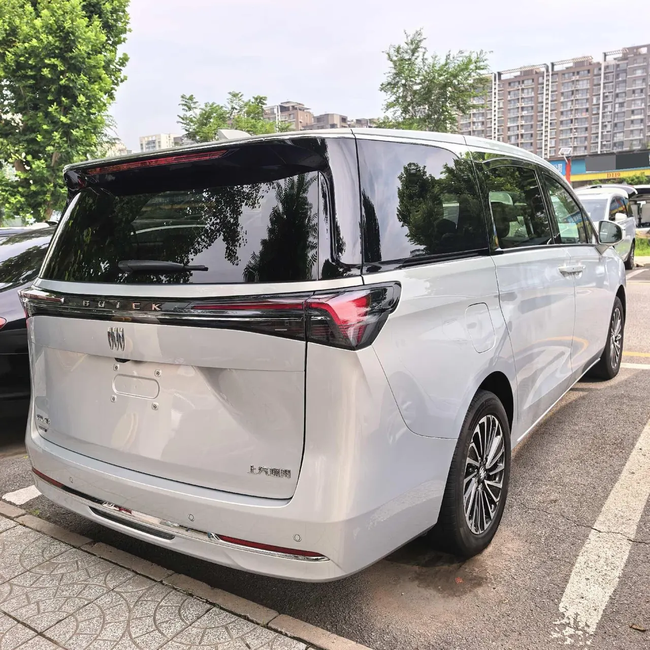 Buick 2025 GL8 Lu Shang 1.5T Premium Edition 7-seat Automatic Gear 2