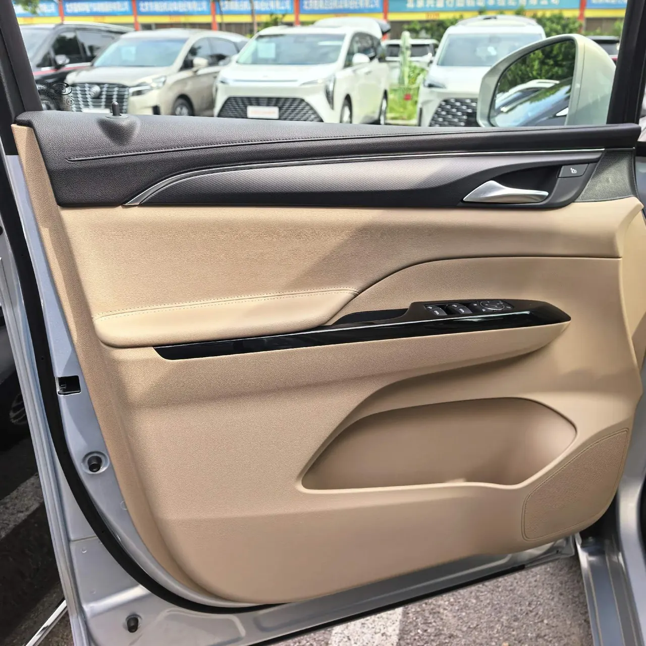 Buick 2025 GL8 Lu Shang 1.5T Premium Edition 7-seat Automatic Gear 4
