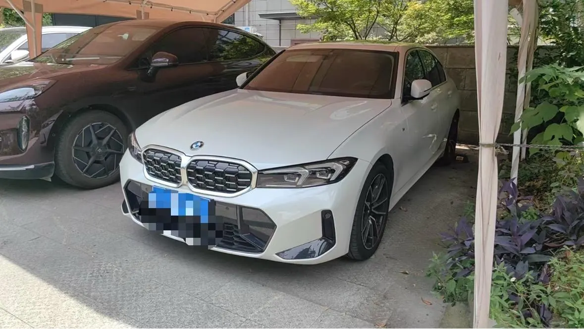 BMW 3 Series 2025 model 325i 2.0T M Sport Package automatic transmission - View 1