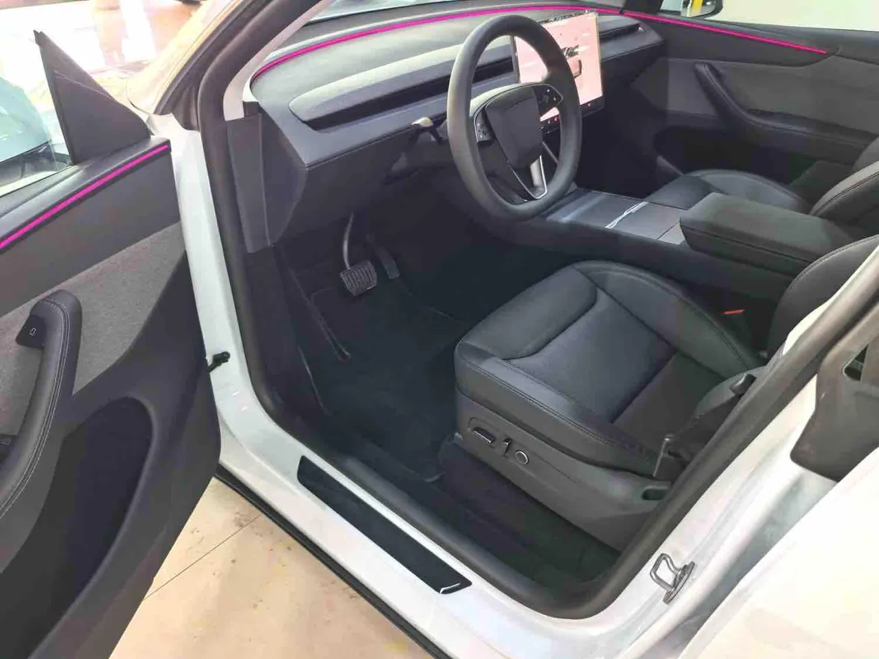 Tesla 2025 Model Y rear-wheel drive version automatic transmission 3