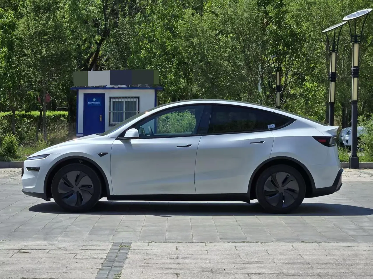 Tesla 2026 Model Y Rear-Wheel-Drive Automatic 3