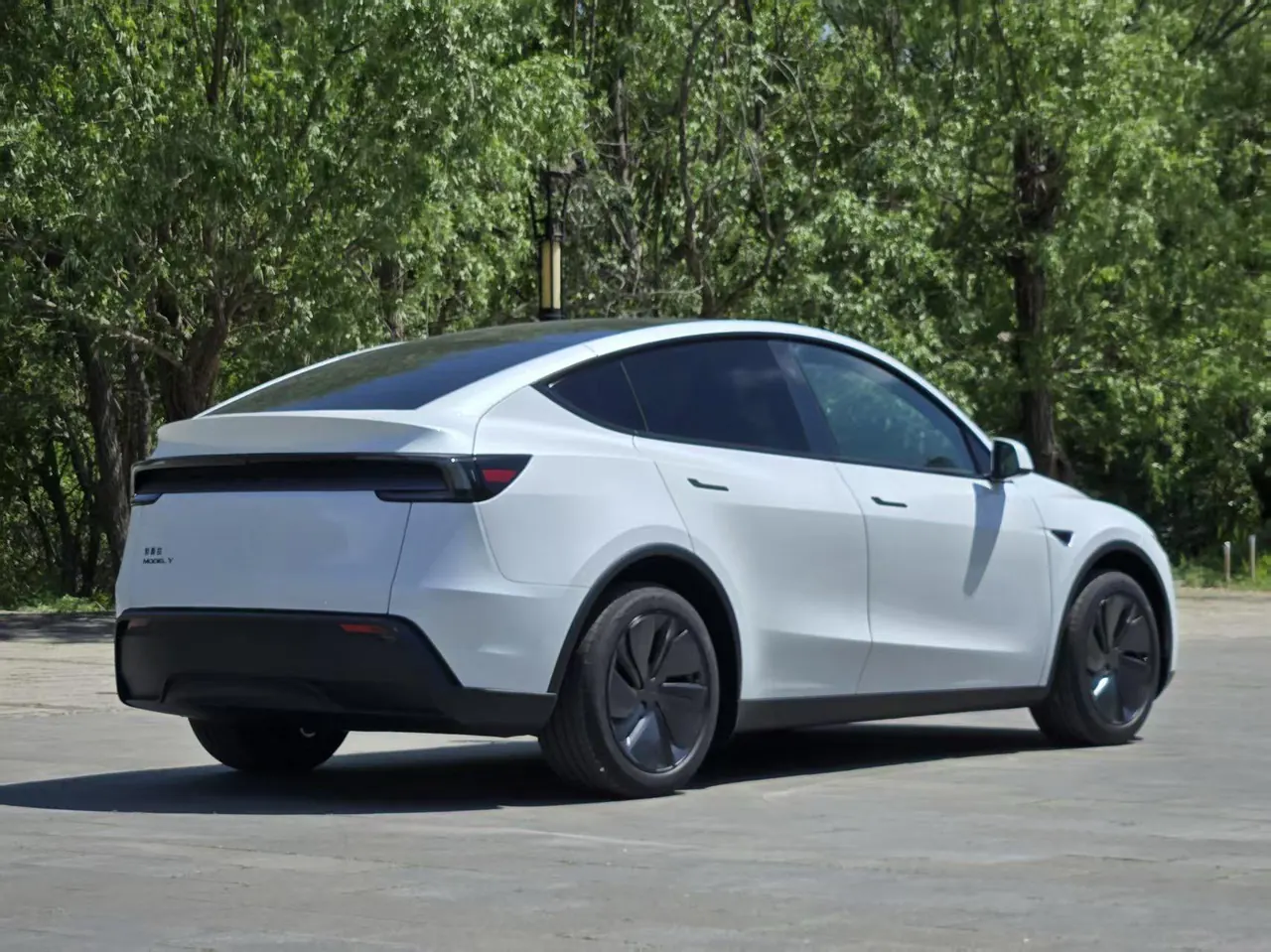 Tesla 2026 Model Y Rear-Wheel-Drive Automatic 5