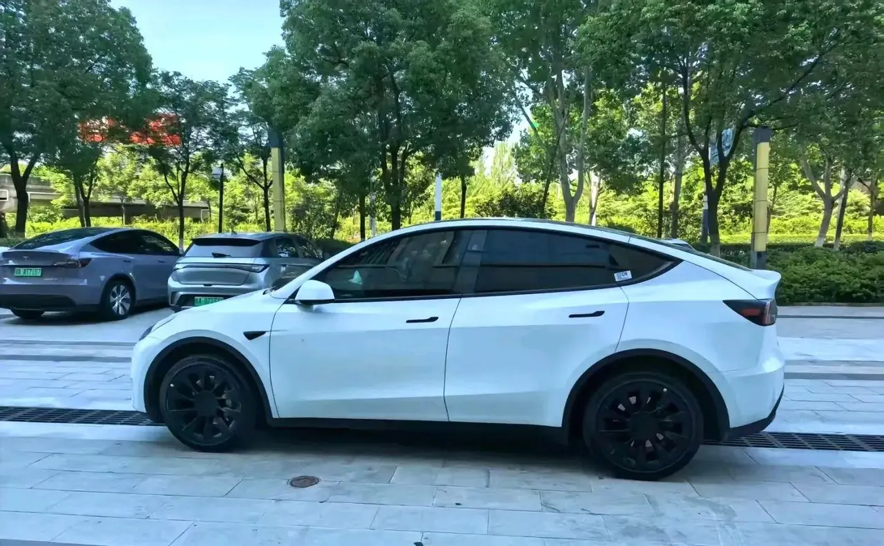 Tesla 2024 Model Y long endurance all-wheel drive version automatic transmission 3