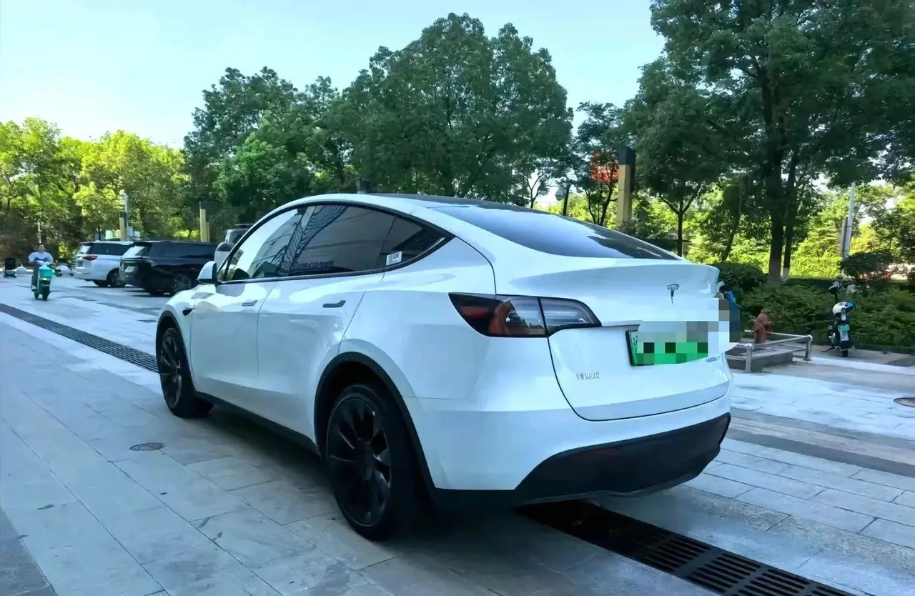 Tesla 2024 Model Y long endurance all-wheel drive version automatic transmission 5