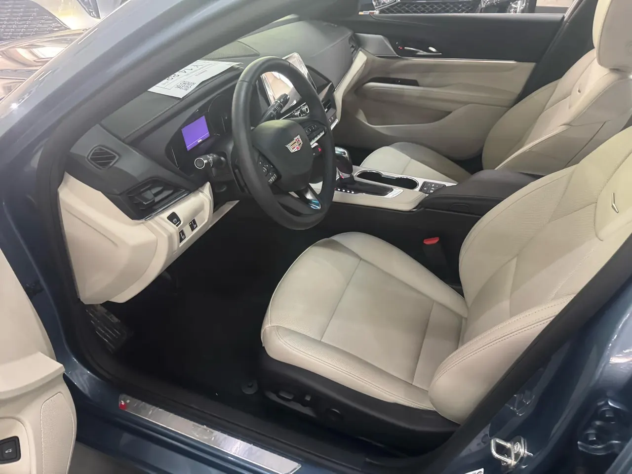 Cadillac 2023 CT4 1.5T 25T Luxury Automatic Gear 2