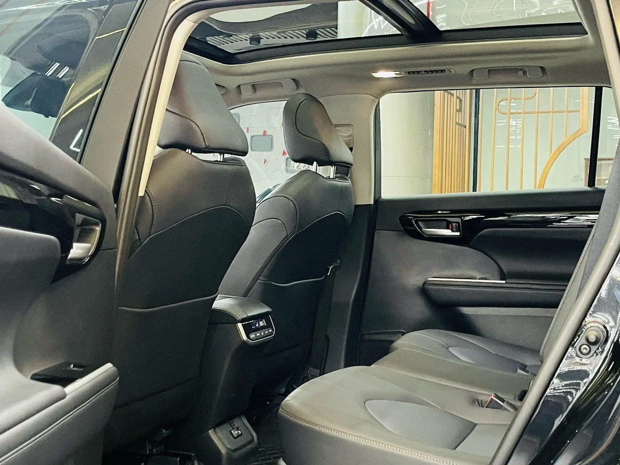 Toyota 2024 Highlander Dual Engine 2.5 Stepless Intelligent Electric Hybrid Four-wheel Drive Premium Edition 7-seat Automatic Transmission 9