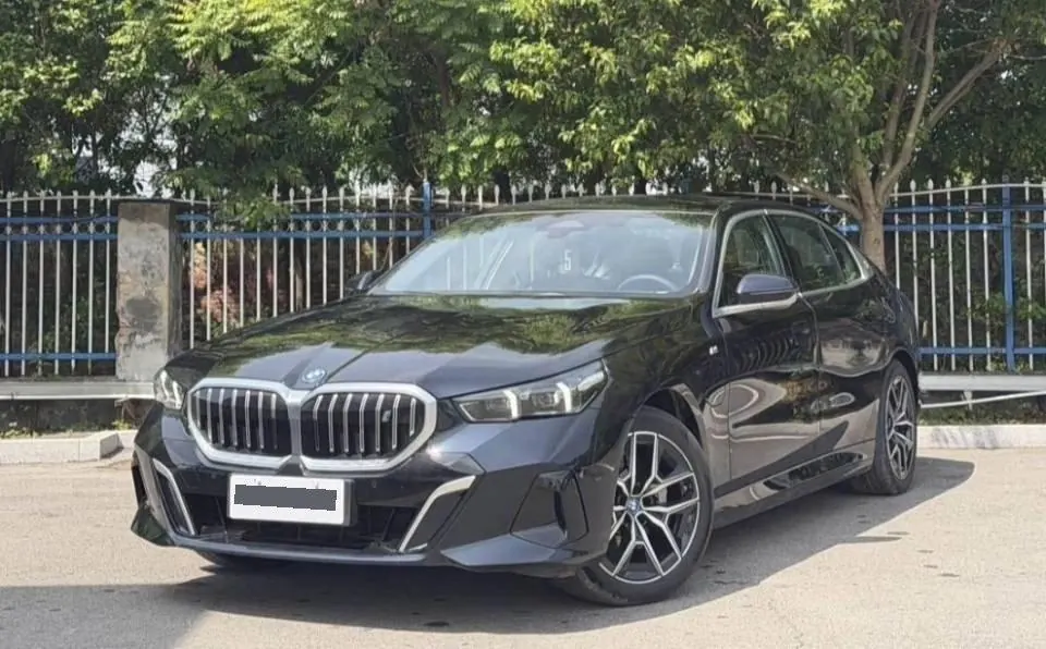 Открыть галерею: BMW 2025 i5 eDrive 35L M sports suit automatic gear
