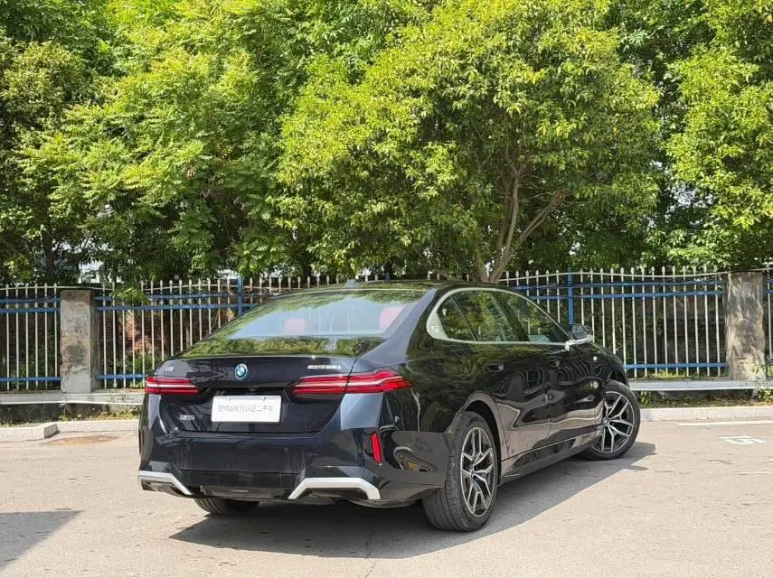 BMW 2025 i5 eDrive 35L M sports suit automatic gear 2