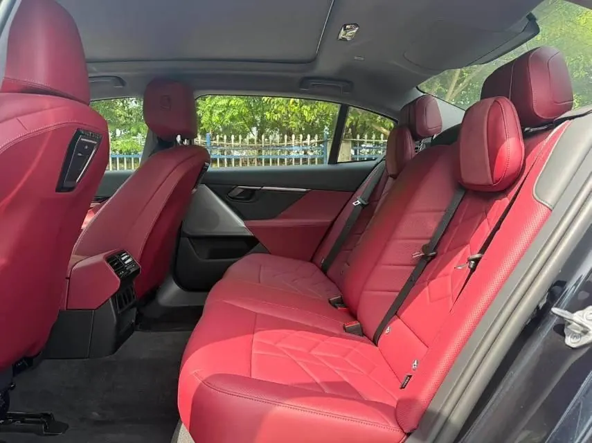 BMW 2025 i5 eDrive 35L M sports suit automatic gear 4