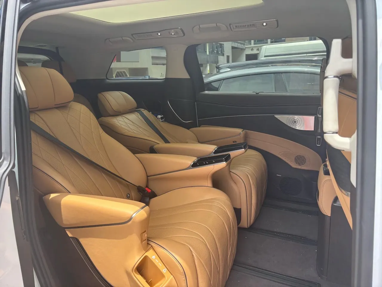 Denza 2024 Denza D9 DM-i 1.5T Stepless 980 Four-wheel Drive Honorable Automatic Gear 6
