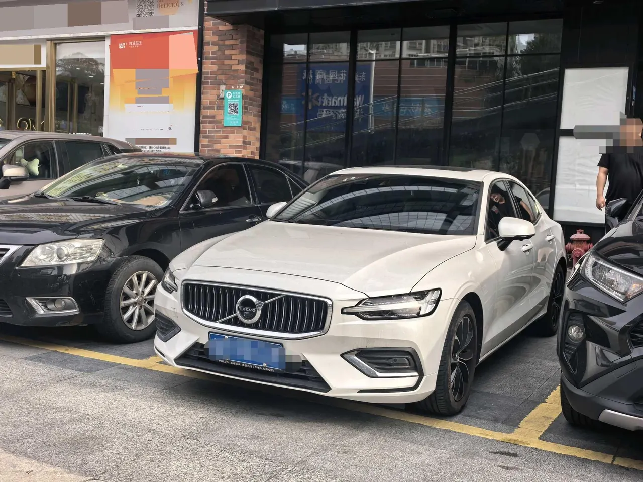Открыть галерею: Volvo 2021 S60 2.0T T4 Zhiyi Deluxe Edition Automatic Gear