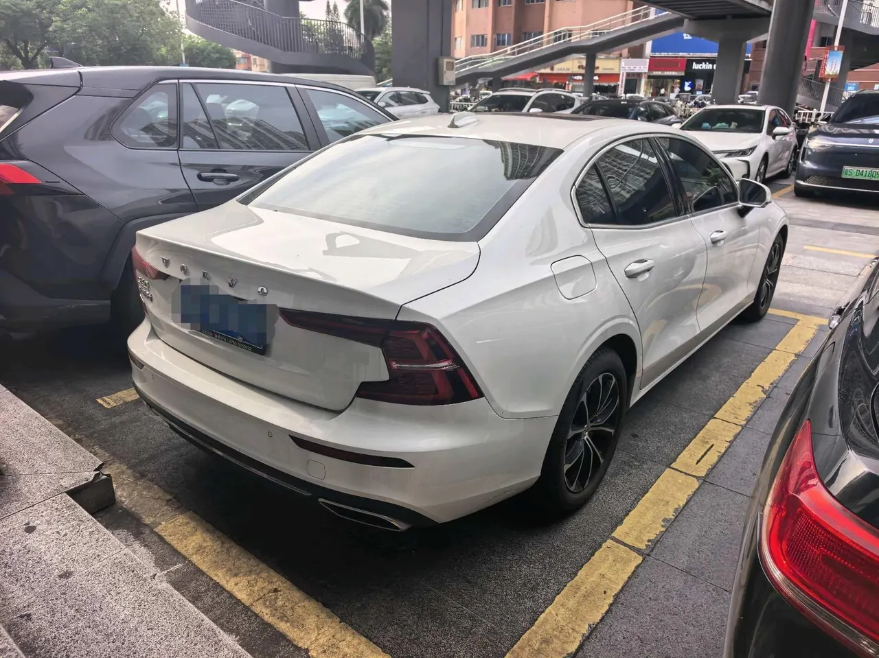 Volvo 2021 S60 2.0T T4 Zhiyi Deluxe Edition Automatic Gear 2