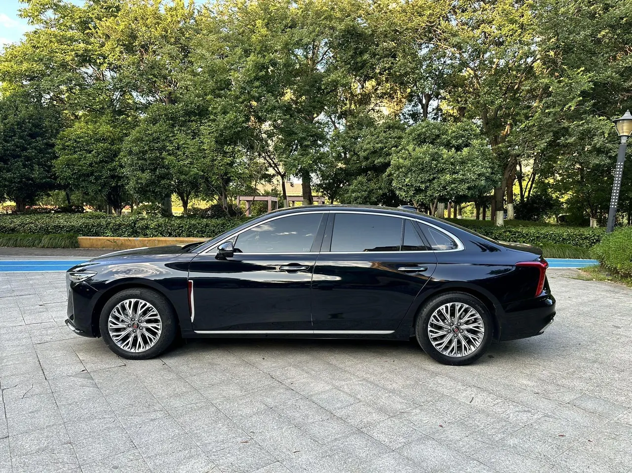 HongQi 2023 H5 2.0T Zhilian Qi Chang Edition Automatic Gear 9