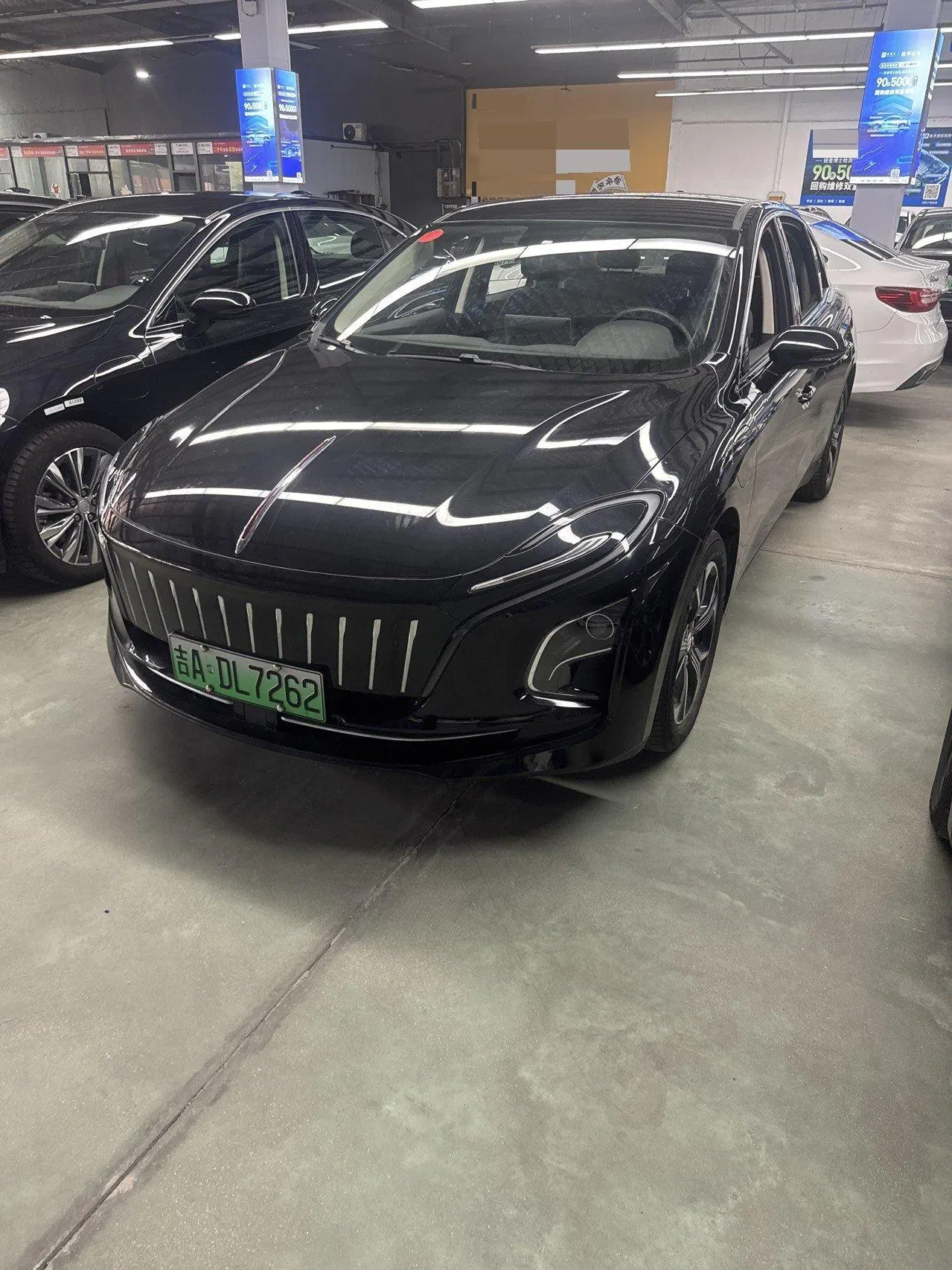 Open image lightbox: HongQi 2024 E-QM 5 450km Travel Edition Automatic Gear