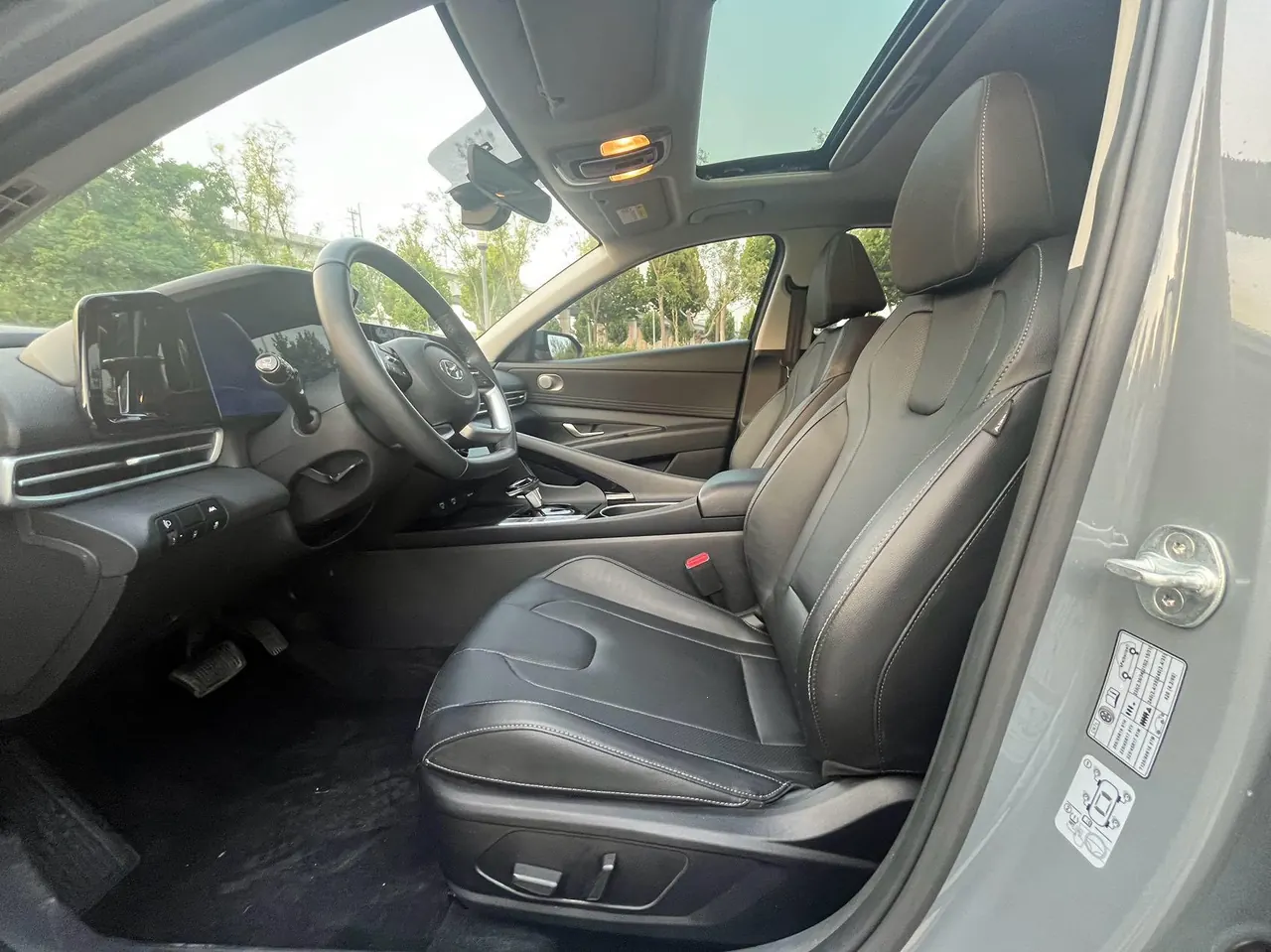 Hyundai 2022 Elantra -3-compartment 1.5 stepless LUX premium automatic gear 7